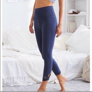 Arie 7/8 leggings with flower ankle cutout